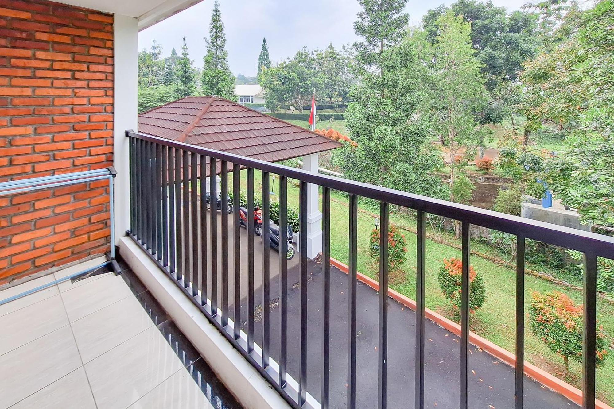 Urbanview Hotel Tridaya Cisarua Puncak Exterior photo