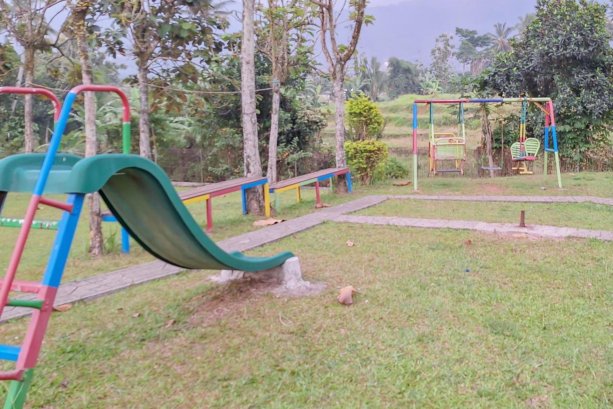 Urbanview Hotel Tridaya Cisarua Puncak Exterior photo